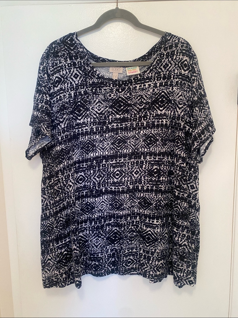 LOGO by Lori Goldstein Black and White Geometric Short Sleeve Top